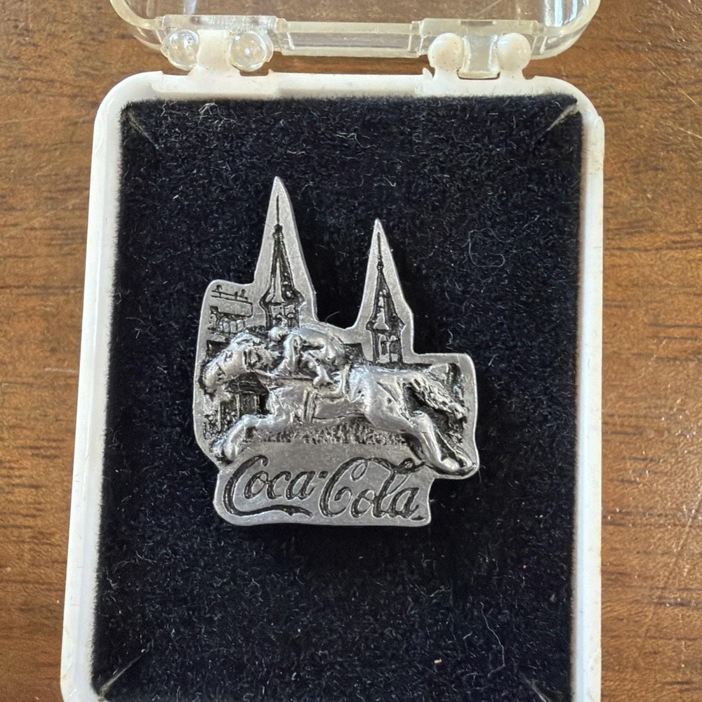 Vtg Kentucky Derby Coca-Cola 3-D Horse Racing Twin Spires Lapel Pin (G)
